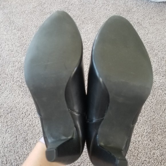 LN Asymmetrical  Black Booties/Heels SZ 6 - Picture 2 of 3